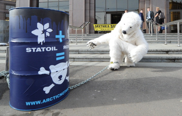 Portant des costumes d'ours polaires, un activiste de Greenpeace participe à un spectacle organisé contre le projet de forage de Statoil dans l'Arctique, devant le bureau de Statoil à Moscou, le 25 avril 2013. Selon Greenpeace, le spectacle avait pour but d'attirer l'attention sur les menaces des conséquences catastrophiques du climat et de l'environnement du forage pétrolier dans l'Arctique. 
(YURI KADOBNOV / AFP / Getty Images)