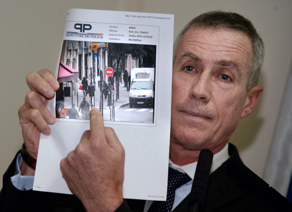 Le procureur de la République de Paris François Molins montre, pendant une conférence de presse, une photo d’Abdelhakim Dekhar marchant dans la rue du Temple, à Paris, le 18 novembre 2013. (PIERRE ANDRIEU/AFP/Getty Images)