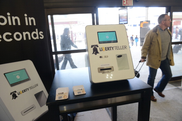 Un guichet automatique Bitcoin à South Station le 20 février 2014 à Boston, Massachusetts. L'ATM a été placé par Liberty Teller pour aider à informer les gens sur la monnaie numérique, qui peut être achetée et vendue anonymement, et peut être utilisé à un certain nombre de détaillants en ligne à la place de l'argent ou des cartes de crédit. 
(Darren McCollester / Getty Images)