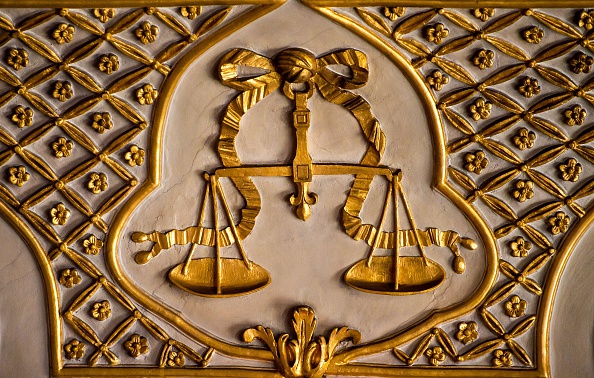 Une photo montre des échelles d'équilibre symbolisant la justice au palais de justice de Douai dans le nord de la France. 
(PHILIPPE HUGUEN / AFP / Getty Images)