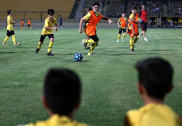 Des jeunes garçons kurdes irakiens assistent à une séance d'entraînement le 9 juillet 2015, lors de l'ouverture de l'académie de football d'Arbil dans la capitale de la région kurde autonome du nord de l'Irak. 
(SAFIN HAMED / AFP / Getty Images)