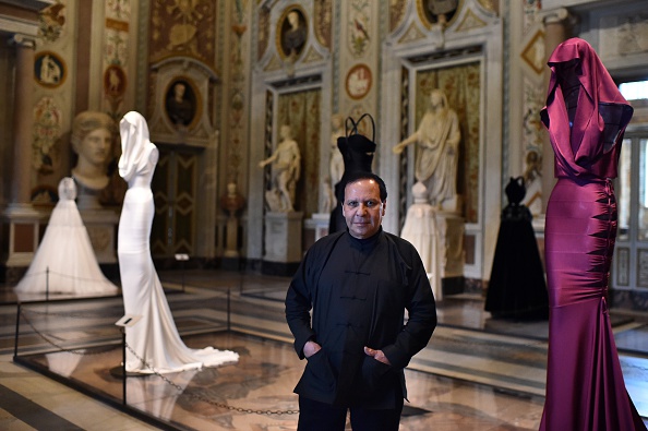 Le couturier Azzedine Alaia, d'origine tunisienne, pose à l'occasion de l'avant-première de l'exposition «La douce sculpture d'Azzedine Alaia» à la Galleria Borghese de Rome le 10 juillet 2015. Azzedine Alaia s'est éteint le 18 novembre 2017. 
(GABRIEL BOUYS / AFP / Getty Images)