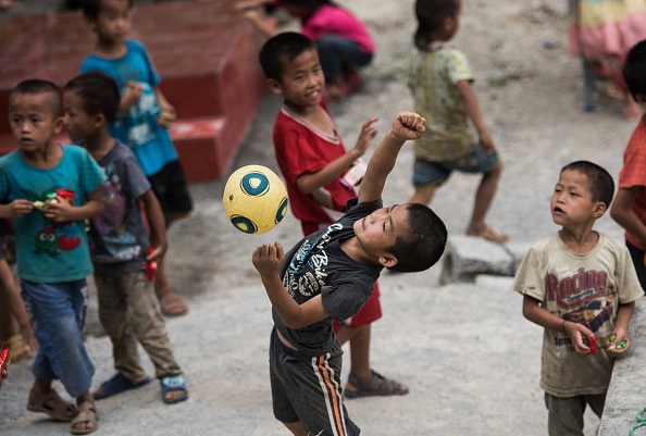 Des enfants jouent dans la cour de l'école primaire de Chongshan dans la ville de Longfu, dans le sud du Guangxi. 
(JOHANNES EISELE / AFP / Getty Images)