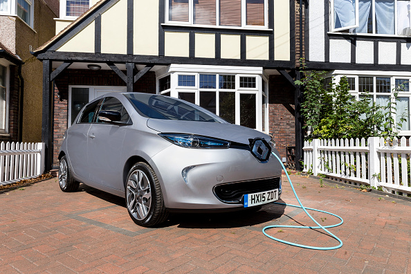 Une Renault ZOE  électrique, en charge.(Miles Willis/Getty Images pour Go Ultra Low)