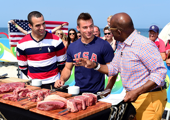 Un exemple de steaks brésiliens prêts à être dégustés.
Les gymnastes, Danell Leyba et Sam Mikulak des États-Unis devant des steaks sur la plage de Copacabana le 19 août 2016 à Rio de Janeiro au Brésil. 
(Harry How / Getty Images)