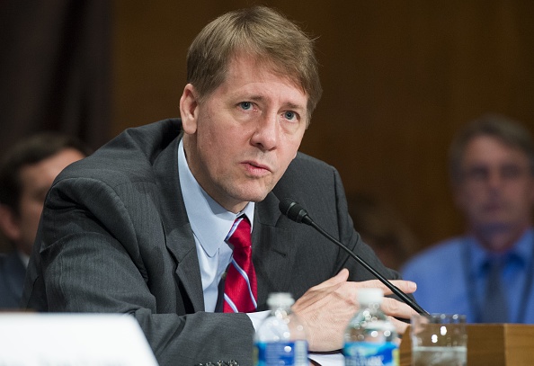 Le directeur Richard Cordray du Consumer Financial Protection Bureau témoigne de l'ouverture non autorisée de comptes par Wells Fargo lors d'une audience du Comité sénatorial des banques, du logement et des affaires urbaines au Capitol Hill à Washington. 
(SAUL LOEB / AFP / Getty Images)