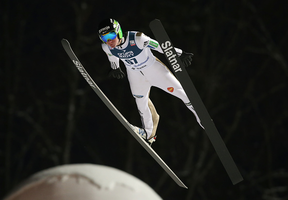 Les "hommes volants". Domen Prevc, de Slovénie, participe à la compétition de saut à ski de la Coupe du monde FIS SKI à Wisla, en Pologne, le 15 janvier 2017.
(TOMASZ JEDRZEJOWSKI / AFP / Getty Images)