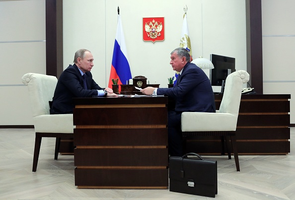 Le président russe Vladimir Poutine (à gauche) rencontre Igor Sechin, proche de son entourage et PDG du géant pétrolier Rosneft, à la résidence de Novo-Ogaryovo, près de Moscou, le 23 janvier 2017.
(MIKHAIL KLIMENTYEV / AFP / Getty Images)