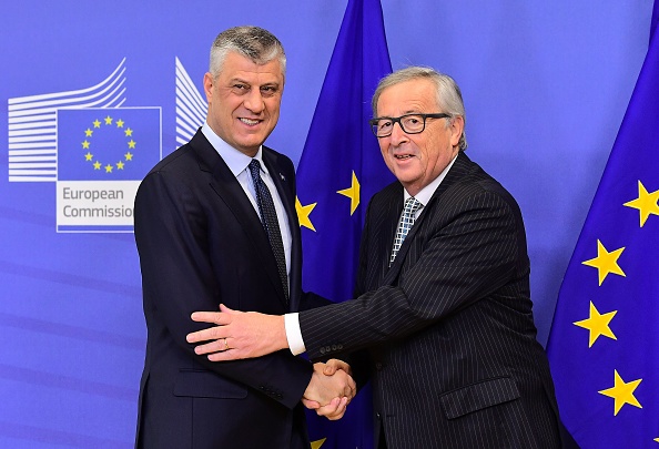 Le président kosovar Hashim Thaci (G) serre la main du président de la Commission européenne, Jean-Claude Juncker, à la Commission européenne à Bruxelles le 9 février 2017. 
(EMMANUEL DUNAND / AFP / Getty Images)