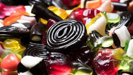 Il trouve un gros chèque destiné à Haribo et reçoit des bonbons en remerciement