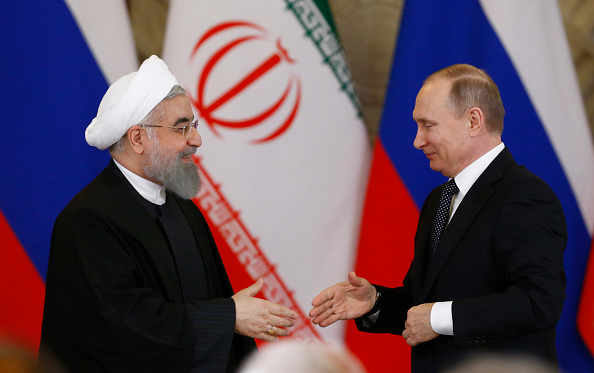 Le président russe Vladimir Poutine (D) serre la main de son homologue iranien Hassan Rouhani lors d'une conférence de presse conjointe à l'issue de leur rencontre au Kremlin à Moscou le 28 mars 2017.
(SERGEI KARPUKHIN / AFP / Getty Images)