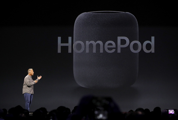 Phil Schiller, vice-président senior du marketing mondial chez Apple, annonce le lancement du HomePod.  
(Justin Sullivan / Getty Images)