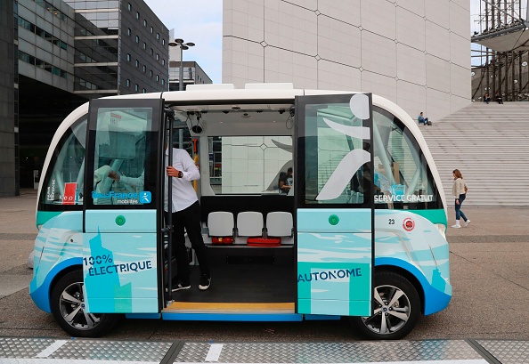 La nouvelle navette, lancée par Keolis, Navya et le Stif, sans chauffeur et électriques, peut transporter jusqu'à 15 passagers, élaborés par le constructeur automobile français Navya, 
(JACQUES DEMARTHON / AFP / Getty Images)