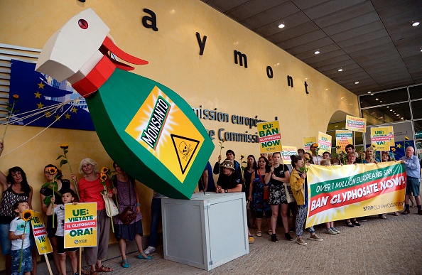 Des militants abattent une bouteille géante de désherbant alors qu'ils manifestent en faveur d'une interdiction du glyphosate par l'Union européenne devant le siège de la Commission européenne à Bruxelles le 19 juillet 2017. Plus d'un million de personnes ont signé une pétition en juin pour que L'UE interdise le glyphosate de l'herbicide Monsanto qui provoque des cancers. Le glyphosate est utilisé dans l'herbicide Roundup, qui est le plus répandu.
(THIERRY CHARLIER / AFP / Getty Images)