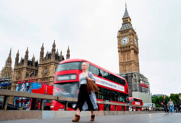 Qu'ils soient à un ou deux niveaux, les fameux bus rouges totalisent plus de 2 milliards de trajets chaque année à travers la capitale, via une flotte de 9.300 véhicules, dont 2.000 dotés d'une motorisation hybride (diesel et électrique).
Le carburant de la start-up Bio-bean à base de café peut également être utilisé dans les taxis, les autocars ou les camions.
(TOLGA AKMEN/AFP/Getty Images)