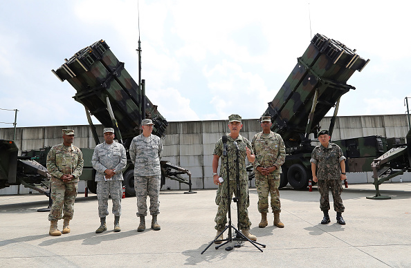 Le général John Hyten, commandant du Commandement stratégique des États-Unis (3e G), commandant des Forces américaines, se tient devant la station de lancement PAC-3 de la base aérienne d'Osan le 22 août 2017 à Pyeongtaek, en Corée du Sud. 
(Lee Jin-Man-Pool / Getty Images)