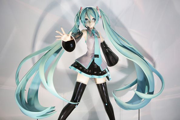 Une figure grandeur nature de Hatsune Miku exposée le 1er septembre 2017 à Chiba, au Japon. Hatsune Miku, le synthétiseur vocal développé par la société de logiciels de musique Crypton Future Media, devient une idole virtuelle et une popularité répandue à travers le monde. (Taro Karibe / Getty Images)