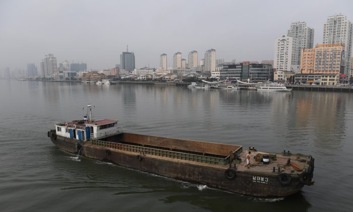 Un navire commercial nord-coréen navigue devant le quai de la ville frontalière chinoise de Dandong dans la province du Liaoning au nord-est de la Chine, le 4 septembre 2017. Le département du Trésor américain a ajouté plus d'une douzaine d'entreprises à la liste des sociétés ciblées par les sanctions américaines contre la Corée du Nord, y compris une société chinoise accusée d'aider le régime nord-coréen à développer des armes de destruction massive. (Greg Baker / AFP / Getty Images)