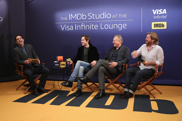 Dave Karger, les acteurs Sverrir Gudnason, Stellan Skarsgard et le réalisateur Janus Metz de 'Borg / McEnroe' au Studio IMDb hébergé par le Visa Infinite Lounge au Festival international du film de Toronto 2017 au Bisha Hotel Et résidences le 8 septembre 2017 à Toronto, Canada. 
(Rich Polk / Getty Images pour IMDb)