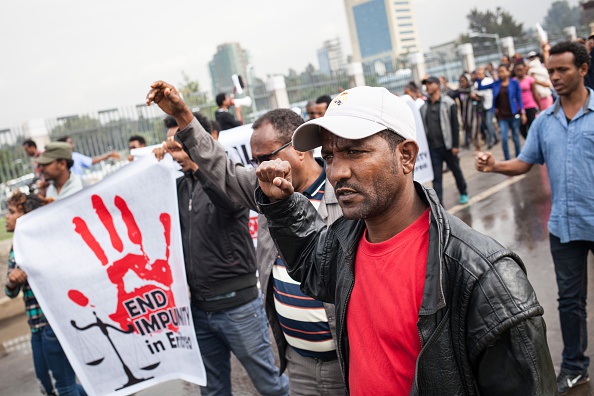 Des centaines d'Erythréens manifestent devant le siège de l'Union africaine, à l'appui du rapport de l'enquête de l'ONU et demandent que des mesures soient prises contre l'Erythrée.  Le rapport d'enquête publié  indiquait que des violations des droits de l'homme en Érythrée pouvaient constituer des crimes contre l'humanité, y compris des exécutions extrajudiciaires, des actes de torture généralisés et un travail forcé. 
(Nichole Sobecki / AFP / Getty Images)
