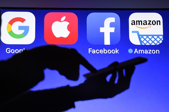 
GAFA  est l'acronyme de Google, Apple, Facebook et Amazon, les géants du web qui, malgré leurs bénéfices colossaux, passent à travers les mailles du filets et ne payent pas ou peu de taxes.
 (DAMIEN MEYER / AFP / Getty Images)