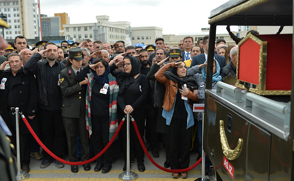 Des proches saluent en pleurant les funérailles d'un soldat turc tué, Mustafa Erdal, mort au combat contre des membres du Parti des travailleurs du Kurdistan (PKK), interdit dans le district de Cizre à Sirnak, dans la région sud-est de l'Anatolie, alors que son cercueil quitte La mosquée Ahmet Hamdi Akseki à Ankara le 2 octobre 2017. 
(ADEM ALTAN / AFP / Getty Images)