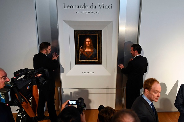 La vedette des ventes aux enchères d'automne qui s'ouvrent lundi à New York sera le Salvator Mundi de Léonard de Vinci, au cœur d'une bataille entre un milliardaire russe et un marchand d'art. (JEWEL SAMAD/AFP/Getty Images)