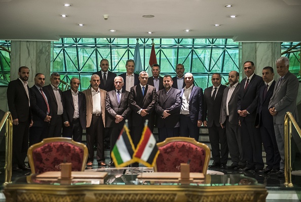 Khaled Fawzi (C), chef des services de renseignement égyptiens, Azzam al-Ahmad (CG), chef de la délégation du Fatah pour les pourparlers, et Salah al-Aruri (CD), nouveau vice-président du Hamas, posent pour une photo de groupe Délégations palestiniennes à la suite de la signature d'un accord de réconciliation au Caire le 12 octobre 2017, alors que les deux mouvements palestiniens rivaux mettaient fin à leur division d'une décennie suite à des négociations supervisées par l'Égypte. Le nouveau chef adjoint du Hamas et le chef de la délégation du Fatah ont conclu l'accord décrit par le président de l'Autorité palestinienne, Mahmoud Abbas, comme un "accord final" pour mettre fin à leur division paralysante qui a parfois dégénéré en conflit meurtrier ces dix dernières années.
(KHALED DESOUKI / AFP / Getty Images)