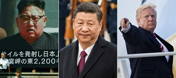 Le président chinois Xi Jinping (C) , le dirigeant nord-coréen Kim Jong-Un (G) et le président américain Donald Trump (D) à bord de l'Air Force One à la base aérienne d'Andrews le 7 octobre 2017. 

(RED DUFOUR, BRENDAN SMIALOWSKI, TORU YAMANAKA / AFP / Getty Images)