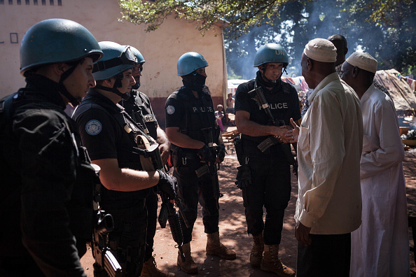 Des casques bleus rencontrent des réfugiés musulmans dans le camp de déplacés internes de Bangassou le 25 octobre 2017.
(ALEXIS HUGUET / AFP / Getty Images)