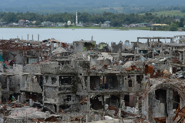 Bâtiments bombardés dans la principale zone de combat entre les troupes gouvernementales et les militants musulmans inspirés par l'EI à Marawi, dans la province de Lanao del Sur, sur l'île de Mindanao. Plus de 350.000 personnes ont été déplacées à cause du conflit qui s'est terminé le 23 octobre lorsque des soldats ont tué les hommes armés restants dans une mosquée. Mais, avec la moitié orientale de Marawi presque totalement détruite et les inquiétudes sur les bombes cachées par les militants, les autorités ont dit que cela pourrait prendre des mois voire des années avant que les gens ne puissent rentrer. 
(TED ALJIBE / AFP / Getty Images)