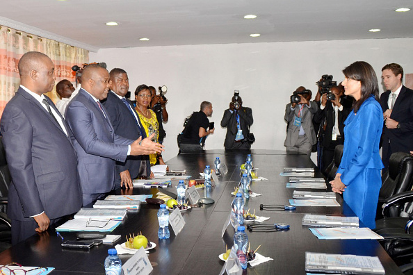 L'ambassadeur américain aux Nations Unies, Nikki Haley (R), rencontre le président de la commission électorale indépendante nationale de la RD Congo Corneille Nangaa Yobeluo à son siège à Kinshasa le 27 octobre 2017. L'ambassadeur américain aux Nations Unies, Nikki Haley, a déclaré au République du Congo à tenir des élections l'année prochaine, plutôt que de les reporter jusqu'en 2019, si elle voulait compter sur le soutien américain.(TUTONDELE MIANKEN / AFP / Getty Images)