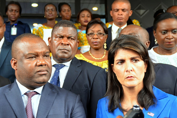 L'ambassadeur américain aux Nations Unies, Nikki Haley (D), rencontre le président de la commission électorale indépendante nationale de la RD Congo Corneille Nangaa Yobeluo à son siège à Kinshasa le 27 octobre 2017. L'ambassadeur américain aux Nations Unies, Nikki Haley, avait conseillé à la République du Congo de tenir des élections l'année prochaine, plutôt que de les reporter jusqu'en 2019, si elle voulait compter sur le soutien américain. 
(TUTONDELE MIANKEN / AFP / Getty Images)