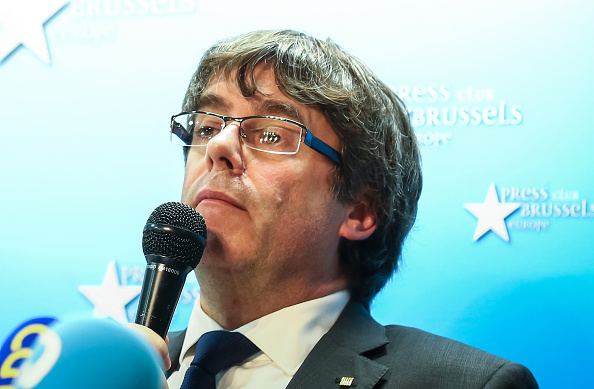 Le leader congédié de la Catalogne, Carles Puigdemont, ainsi que d'autres membres de son gouvernement limogé, s'adressent au Press Club de Bruxelles le 31 octobre 2017. Puigdemont, limogé par le gouvernement espagnol le 27 octobre après la proclamation de l'indépendance par le gouvernement catalan, aurait conduit des centaines de kilomètres (miles) à Marseille en France, puis a pris un avion vers la Belgique. / 
(AURORE BELOT / AFP / Getty Images)