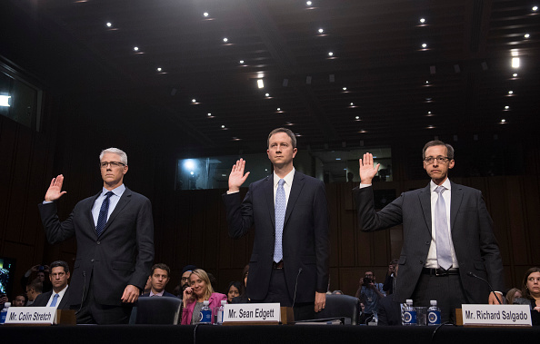 Colin Stretch (G), avocat général de Facebook, Sean Edgett (C), avocat général par intérim de Twitter, et Richard Salgado (D), directeur de l'application de la loi et de la sécurité de l'information de Google, prêtent serment devant un Sénat américain Audience du Sous-comité judiciaire sur le crime et le terrorisme sur l'influence de la Russie sur les réseaux sociaux au Capitole à Washington, le 31 octobre 2017. 
(SAUL LOEB / AFP / Getty Images)