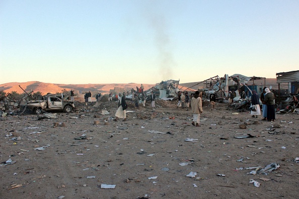 Les Yéménites se rassemblent sur le site d'une frappe aérienne sur le district de Sahar dans le gouvernorat yéménite de Saada le 1er novembre 2017. La guerre au Yémen a opposé des forces fidèles au gouvernement internationalement reconnu, qui a été expulsé de la capitale Sanaa en septembre 2014 , contre les rebelles Huthi, soutenus par l'Iran, qui les ont chassés et continuent de sévir dans le nord. 
(STRINGER / AFP / Getty Images)