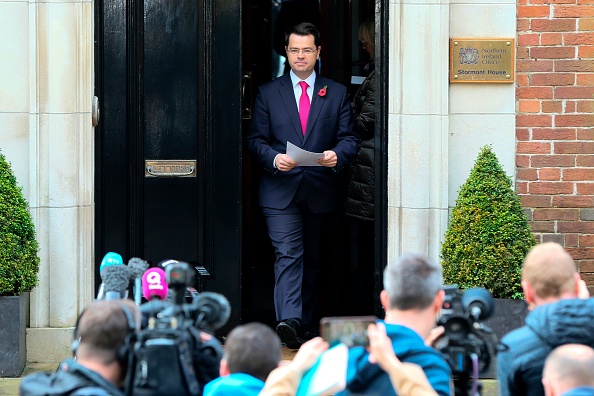 James Brokenshire, secrétaire britannique d'Irlande du Nord, s'adresse aux médias pour faire le point sur le processus des pourparlers d'Irlande du Nord à Stormont, à Belfast, le 1er novembre 2017. Brokenshire a annoncé qu'il prendrait les mesures nécessaires pour permettre à un projet de loi sur l'Irlande du Nord Présenté à Westminster, les pourparlers entre les principaux partis d'Irlande du Nord ne formeront pas un exécutif à temps malgré les progrès importants réalisés, a-t-il déclaré. 
(PAUL FAITH / AFP / Getty Images)