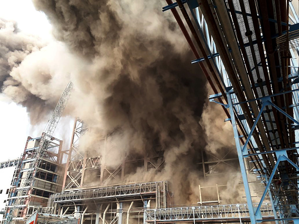 La fumée s'échappe d'une centrale thermique au charbon après l'explosion d'une chaudière dans la ville d'Unchahar, dans l'État d'Uttar Pradesh, au nord de l'Inde, le 1er novembre 2017. 
(STR / AFP / Getty Images)