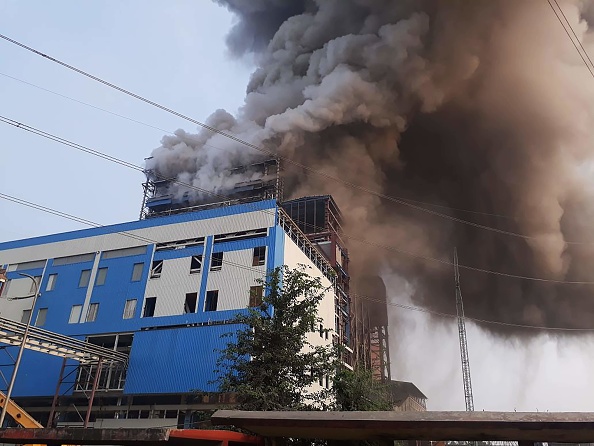 Une explosion dans une centrale électrique indienne a fait au moins 26 morts. L'explosion s'est produite dans une centrale électrique alimentée au charbon située dans l'État d'Uttar Pradesh, au nord du pays, gérée par la National Thermal Power Corporation, propriété du gouvernement. 
(STR / AFP / Getty Images)