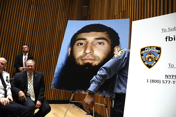 NEW YORK, NY - 01 novembre: Une photo du suspect Sayfullo Saipov est affichée lors d'une conférence de presse sur l'attaque d'hier le long d'une piste cyclable dans le Lower Manhattan qui est appelée un incident terroriste le 1er novembre 2017 à New York. Huit personnes ont été tuées et 12 autres blessées mardi après-midi lorsque le terroriste Sayfullo Saipov, âgé de 29 ans, a intentionnellement conduit un camion sur une piste cyclable dans le sud de Manhattan. (Spencer Platt / Getty Images)