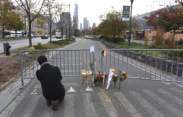 Les gens s'arrêtent devant   le site de l'attaque terroriste de New York.
(TIMOTHY A. CLARY / AFP / Getty Images)