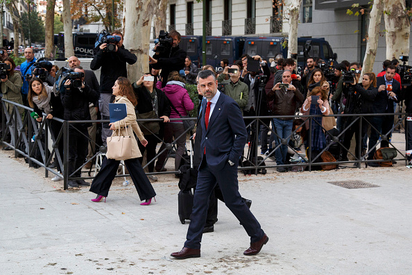 L'ancien membre du gouvernement catalan Santi Vila arrive à la Haute Cour Nationale d'Espagne le 2 novembre 2017 à Madrid, en Espagne. Le président déchu, Carles Puigdemont, et d'anciens membres du gouvernement catalan ont été cités à comparaître devant le tribunal sous les accusations de rébellion, de sédition et de détournement de fonds publics suite à la déclaration unilatérale d'indépendance. 
(Pablo Blazquez Dominguez / Getty Images)