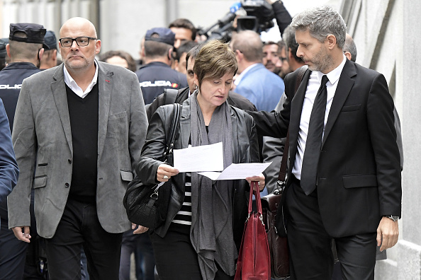 Première députée du parlement régional catalan Anna Simo (C) arrive avec l'ancien vice-président du parlement Lluis Maria Corominas (G) et l'avocat Andreu Van Den Eynde (D) à la Cour suprême de Madrid le 2 novembre 2017 pour être interrogés sur leurs efforts pour être le fer de lance La campagne d'indépendance de la Catalogne. 
L'audition a été ajournée jeudi au 9 novembre. 
( JAVIER SORIANO / AFP / Getty Images)