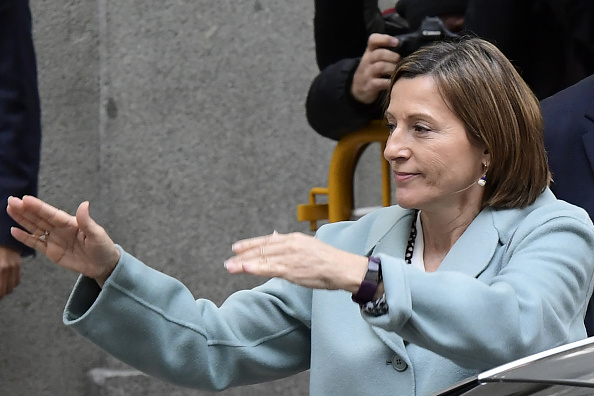 Le président du parlement régional catalan Carme Forcadell quitte la Cour suprême à Madrid près avoir comparu devant un juge pour ses efforts en faveur de l'indépendance de la Catalogne. 
(JAVIER SORIANO / AFP / Getty Images)