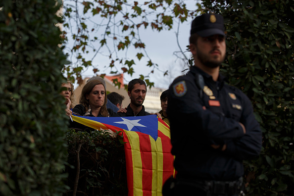 Devant la Haute Cour nationale espagnole le 2 novembre 2017 à Madrid. Le président déchu et les membres du gouvernement catalan ont reçu l'ordre de se présenter devant le tribunal sous les accusations de rébellion, de sédition et d'abus de fonds publics suite à la déclaration unilatérale d'indépendance. 
(Pablo Blazquez Dominguez / Getty Images)