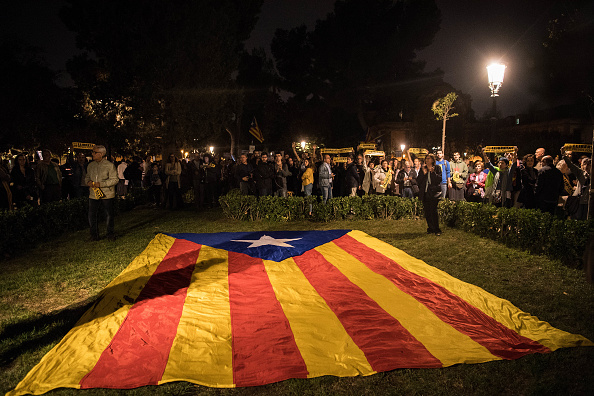 Les partisans de l'indépendance protestent contre l'ordre du juge sur les dirigeants catalans qui seront détenus en prison en attendant le procès le 2 novembre 2017 à Barcelone, en Espagne. Le président sortant, Carles Puigdemont, et d'anciens membres du gouvernement ont reçu l'ordre de comparaître devant le tribunal sous les accusations de rébellion, de sédition et de détournement de fonds publics suite à la déclaration unilatérale d'indépendance. 
(David Ramos / Getty Images)