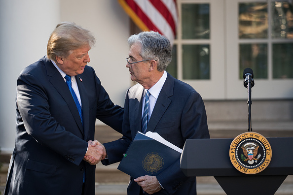 Le président américain Donald Trump serre la main de son candidat au poste de président de la Réserve fédérale Jerome Powell lors d'une conférence de presse à la Maison Blanche, le 2 novembre 2017 à Washington, DC. Le mandat de la présidente de la Réserve fédérale américaine, Janet Yellen, expire en février. (Drew Angerer / Getty Images)