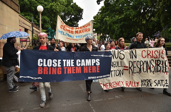 Des manifestants brandissent des bannières à Sydney pour exhorter le gouvernement australien à mettre fin à la crise des réfugiés sur l'île de Manus le 4 novembre 2017. 
Les Nations Unies appellent l'Australie à arrêter une «urgence humanitaire» dans un centre de détention de l'île de Manus en Papouasie Nouvelle Guinée , exhortant à mettre fin à une longue période de tension entre les réfugiés et les autorités. 
(PETER PARKS / AFP / Getty Images)
