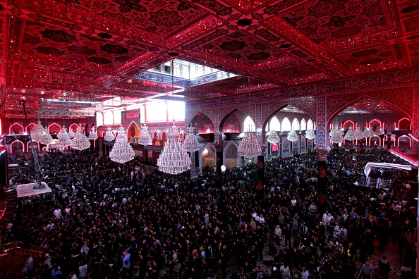 Des pèlerins musulmans chiites prient lors de la fête religieuse d'Arbaeen, le 4 novembre 2017, dans la sainte ville irakienne de Karbala, à 80 kilomètres au sud de Bagdad. Le festival religieux d'Arbaeen marque le 40ème jour après l'Achoura, qui commémore le meurtre au septième siècle du petit-fils du prophète Mahomet, l'Imam Hussein. 
(HAIDAR MOHAMMED ALI / AFP / Getty Images)