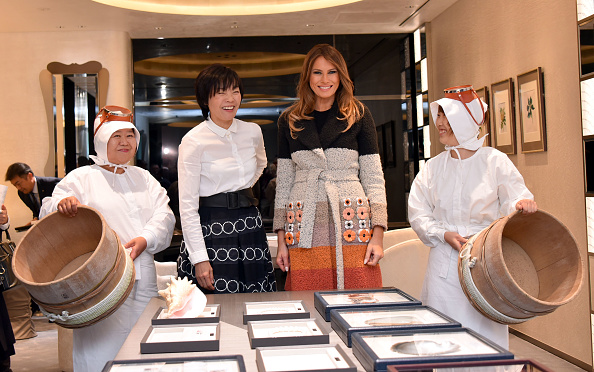 La première dame américaine Melania Trump (CD), la première dame japonaise Akie Abe (CG) et les plongeuses Ama visitent le magasin Mikimoto Pearl dans le quartier de Ginza à Tokyo le 5 novembre 2017. Le président américain Donald Trump a atterri au Japon La tournée en Asie devrait être dominée par de fortes tensions avec la Corée du Nord.
(KATSUMI KASAHARA / AFP / Getty Images)